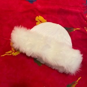 NWOT whiter hat w/faux fur trim